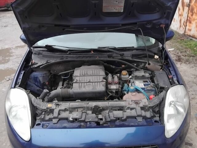 Синій Фіат Гранде Пунто, об'ємом двигуна 1.4 л та пробігом 298 тис. км за 4000 $, фото 7 на Automoto.ua