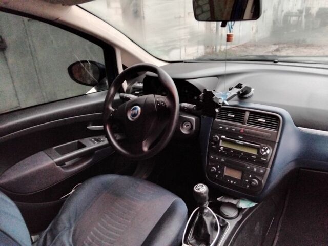 Синій Фіат Гранде Пунто, об'ємом двигуна 1.4 л та пробігом 298 тис. км за 4000 $, фото 4 на Automoto.ua