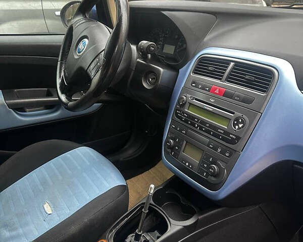 Синий Фиат Гранде Пунто, объемом двигателя 1.4 л и пробегом 152 тыс. км за 2700 $, фото 11 на Automoto.ua