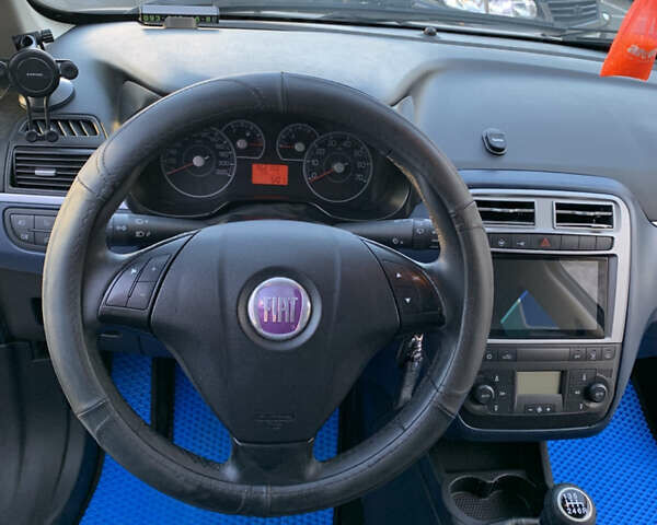 Синий Фиат Гранде Пунто, объемом двигателя 1.37 л и пробегом 360 тыс. км за 3400 $, фото 5 на Automoto.ua