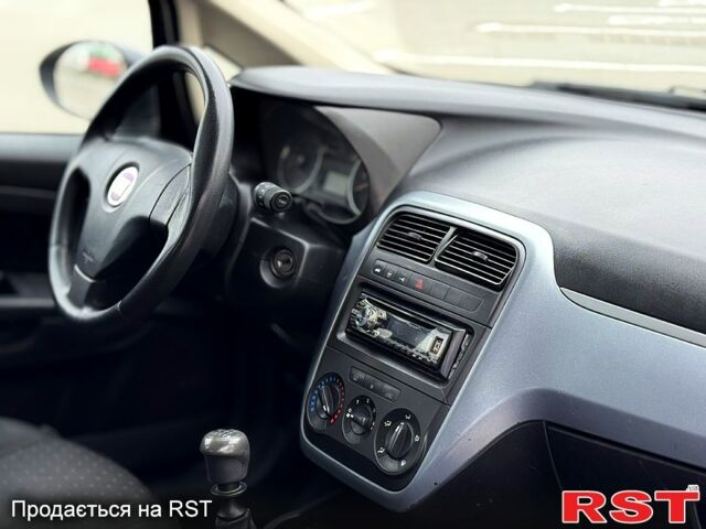 Синий Фиат Гранде Пунто, объемом двигателя 1.2 л и пробегом 235 тыс. км за 2650 $, фото 5 на Automoto.ua