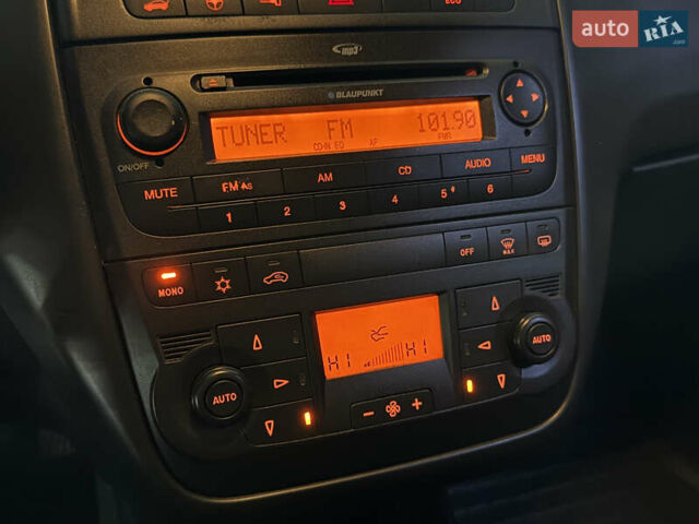 Синій Фіат Гранде Пунто, об'ємом двигуна 1.37 л та пробігом 159 тис. км за 4300 $, фото 13 на Automoto.ua