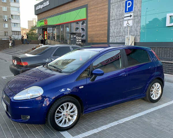 Синий Фиат Гранде Пунто, объемом двигателя 1.37 л и пробегом 360 тыс. км за 3400 $, фото 4 на Automoto.ua