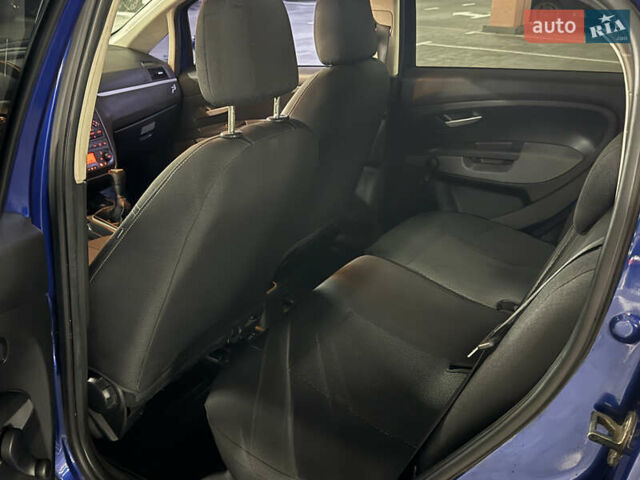 Синій Фіат Гранде Пунто, об'ємом двигуна 1.37 л та пробігом 159 тис. км за 4300 $, фото 9 на Automoto.ua