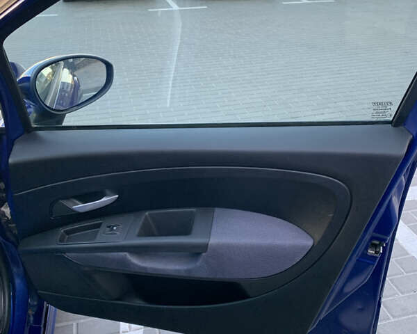 Синий Фиат Гранде Пунто, объемом двигателя 1.37 л и пробегом 360 тыс. км за 3400 $, фото 10 на Automoto.ua