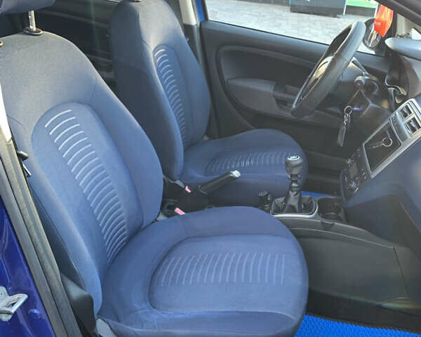 Синий Фиат Гранде Пунто, объемом двигателя 1.37 л и пробегом 360 тыс. км за 3400 $, фото 6 на Automoto.ua