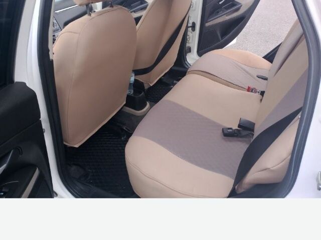 Белый Фиат Линеа, объемом двигателя 1.4 л и пробегом 171 тыс. км за 3500 $, фото 6 на Automoto.ua