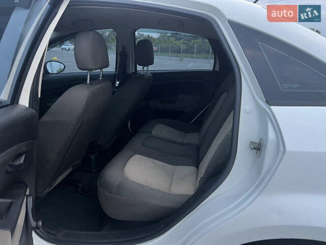 Белый Фиат Линеа, объемом двигателя 1.4 л и пробегом 160 тыс. км за 3900 $, фото 12 на Automoto.ua