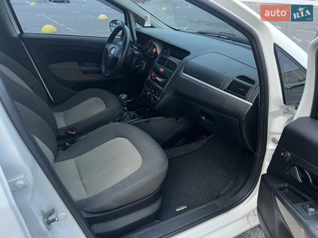 Белый Фиат Линеа, объемом двигателя 1.4 л и пробегом 160 тыс. км за 3900 $, фото 16 на Automoto.ua