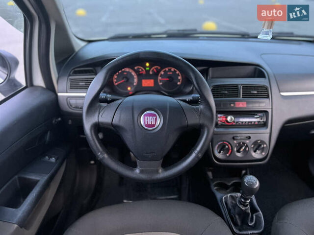 Белый Фиат Линеа, объемом двигателя 1.4 л и пробегом 160 тыс. км за 3900 $, фото 18 на Automoto.ua