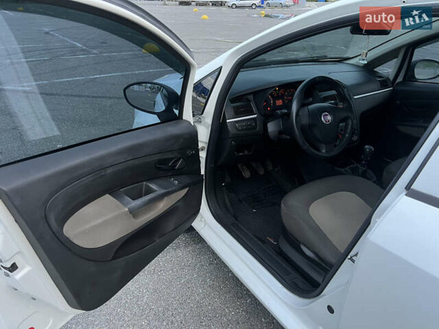 Белый Фиат Линеа, объемом двигателя 1.4 л и пробегом 160 тыс. км за 3900 $, фото 13 на Automoto.ua