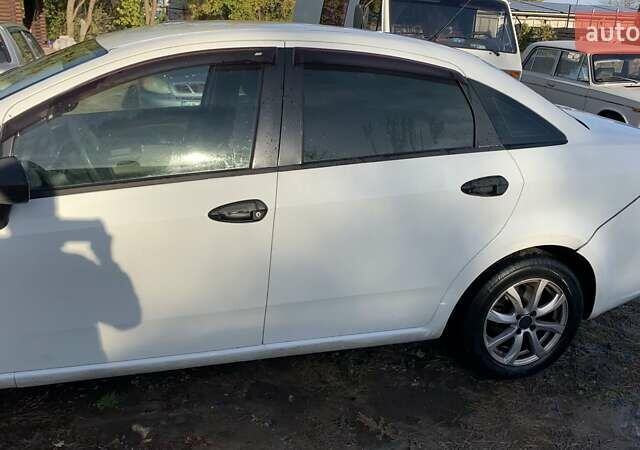 Белый Фиат Линеа, объемом двигателя 1.37 л и пробегом 223 тыс. км за 3500 $, фото 2 на Automoto.ua