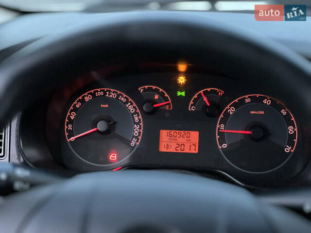 Белый Фиат Линеа, объемом двигателя 1.4 л и пробегом 160 тыс. км за 3900 $, фото 19 на Automoto.ua