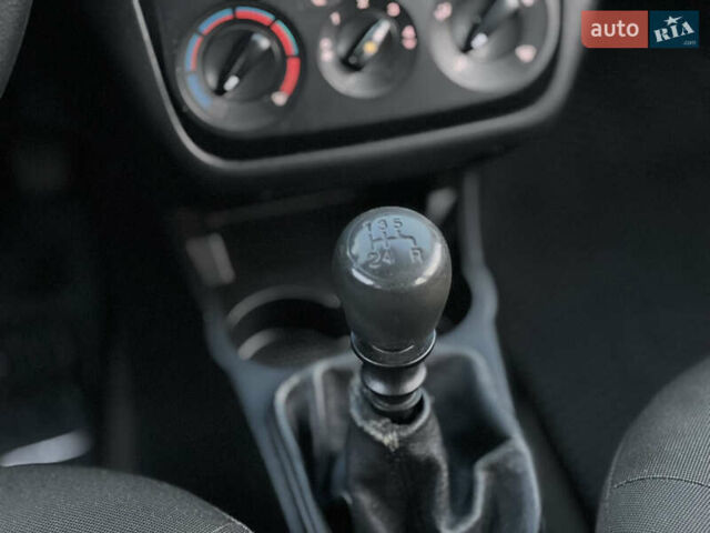 Белый Фиат Линеа, объемом двигателя 1.4 л и пробегом 160 тыс. км за 3900 $, фото 22 на Automoto.ua