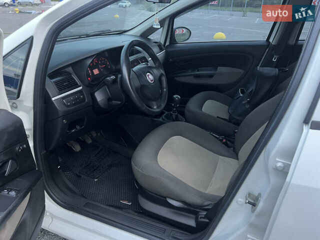 Белый Фиат Линеа, объемом двигателя 1.4 л и пробегом 160 тыс. км за 3900 $, фото 14 на Automoto.ua