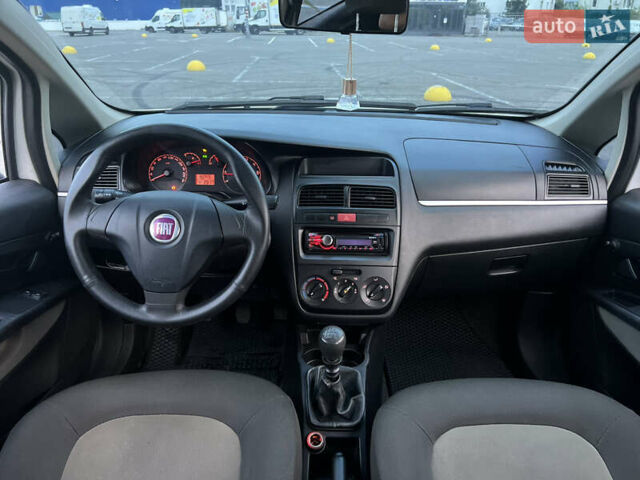 Белый Фиат Линеа, объемом двигателя 1.4 л и пробегом 160 тыс. км за 3900 $, фото 17 на Automoto.ua