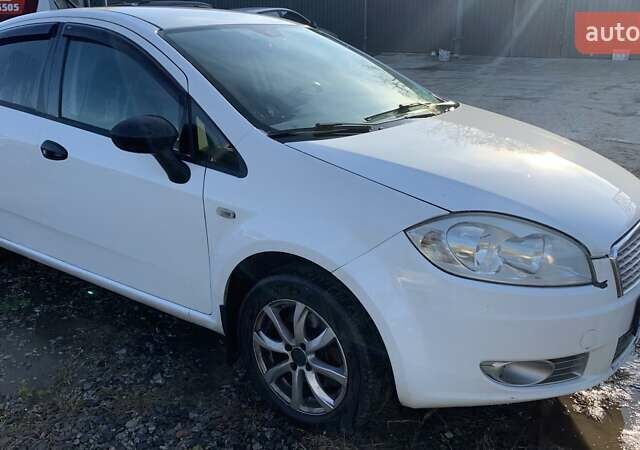 Белый Фиат Линеа, объемом двигателя 1.37 л и пробегом 223 тыс. км за 3500 $, фото 4 на Automoto.ua