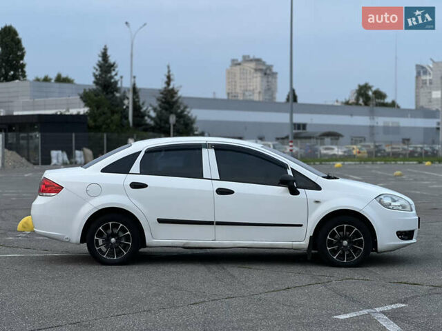 Белый Фиат Линеа, объемом двигателя 1.4 л и пробегом 160 тыс. км за 3900 $, фото 6 на Automoto.ua