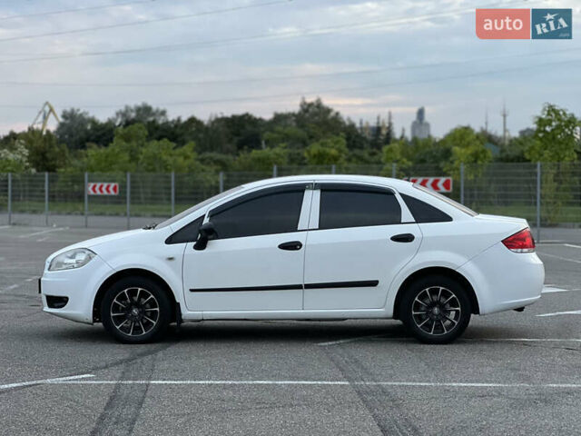 Белый Фиат Линеа, объемом двигателя 1.4 л и пробегом 160 тыс. км за 3900 $, фото 2 на Automoto.ua
