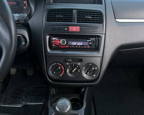 Белый Фиат Линеа, объемом двигателя 1.4 л и пробегом 160 тыс. км за 3900 $, фото 20 на Automoto.ua