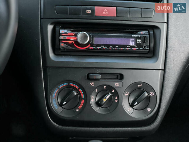 Белый Фиат Линеа, объемом двигателя 1.4 л и пробегом 160 тыс. км за 3900 $, фото 21 на Automoto.ua