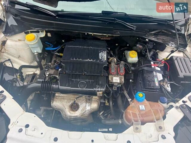 Белый Фиат Линеа, объемом двигателя 1.37 л и пробегом 255 тыс. км за 4700 $, фото 2 на Automoto.ua