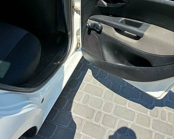 Белый Фиат Линеа, объемом двигателя 1.37 л и пробегом 255 тыс. км за 4700 $, фото 22 на Automoto.ua