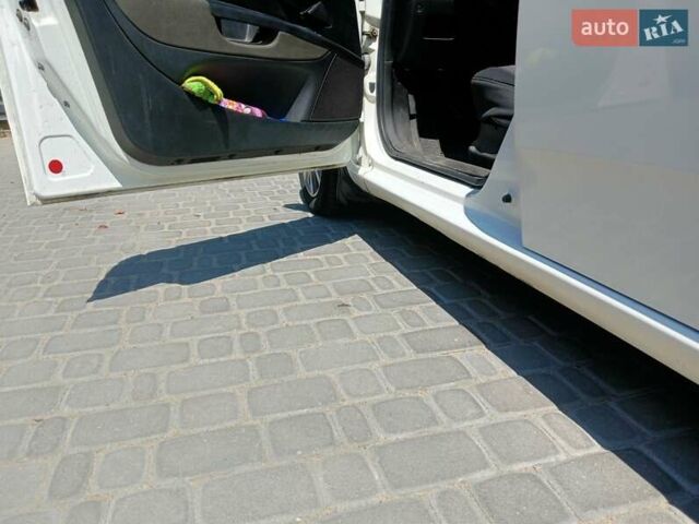 Белый Фиат Линеа, объемом двигателя 1.37 л и пробегом 255 тыс. км за 4700 $, фото 20 на Automoto.ua