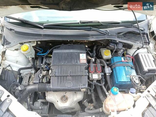 Белый Фиат Линеа, объемом двигателя 1.37 л и пробегом 222 тыс. км за 5100 $, фото 3 на Automoto.ua