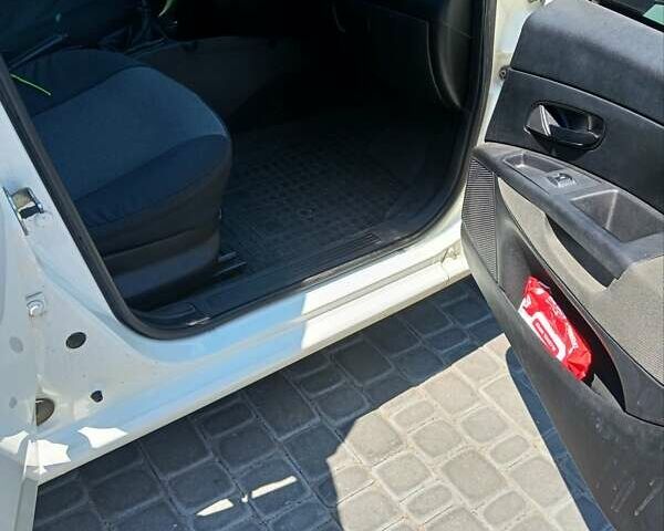 Белый Фиат Линеа, объемом двигателя 1.37 л и пробегом 255 тыс. км за 4700 $, фото 13 на Automoto.ua