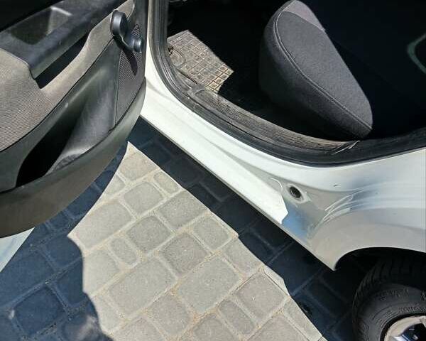 Белый Фиат Линеа, объемом двигателя 1.37 л и пробегом 255 тыс. км за 4700 $, фото 16 на Automoto.ua