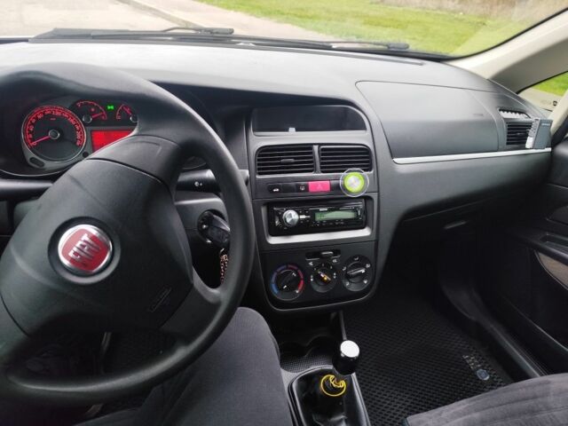 Белый Фиат Линеа, объемом двигателя 1.4 л и пробегом 240 тыс. км за 4800 $, фото 6 на Automoto.ua