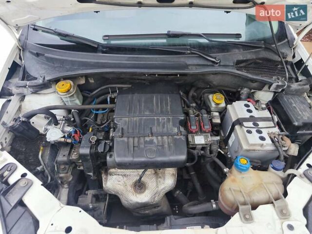 Белый Фиат Линеа, объемом двигателя 1.37 л и пробегом 190 тыс. км за 5350 $, фото 3 на Automoto.ua