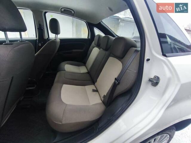 Белый Фиат Линеа, объемом двигателя 1.37 л и пробегом 190 тыс. км за 5350 $, фото 9 на Automoto.ua