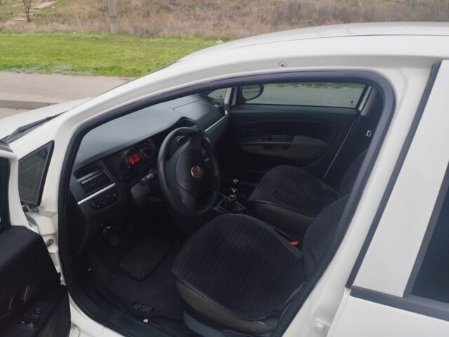 Белый Фиат Линеа, объемом двигателя 1.4 л и пробегом 240 тыс. км за 4800 $, фото 8 на Automoto.ua