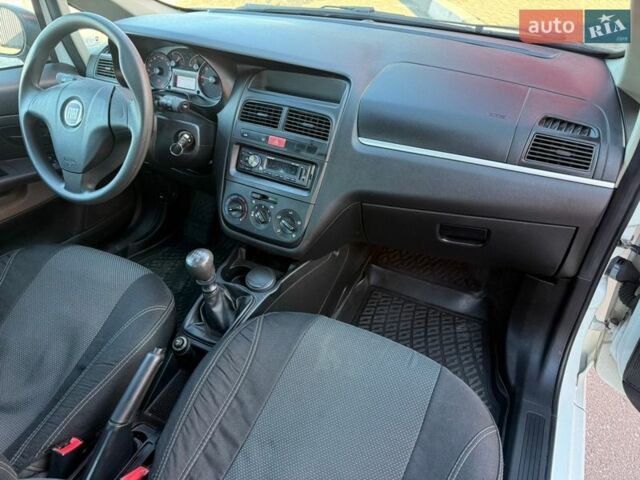 Білий Фіат Лінеа, об'ємом двигуна 1.37 л та пробігом 191 тис. км за 5350 $, фото 27 на Automoto.ua