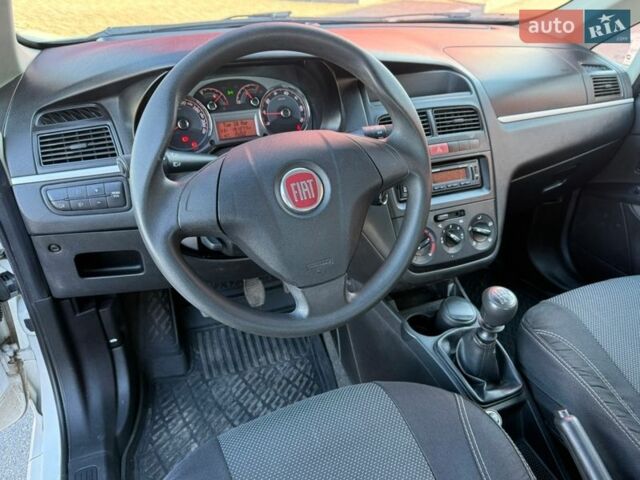 Білий Фіат Лінеа, об'ємом двигуна 1.37 л та пробігом 191 тис. км за 5350 $, фото 23 на Automoto.ua