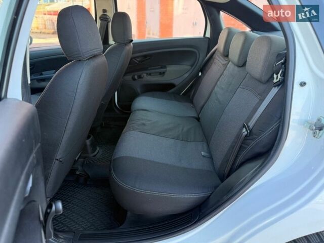 Білий Фіат Лінеа, об'ємом двигуна 1.37 л та пробігом 191 тис. км за 5350 $, фото 26 на Automoto.ua