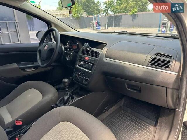 Белый Фиат Линеа, объемом двигателя 1.37 л и пробегом 95 тыс. км за 6333 $, фото 12 на Automoto.ua