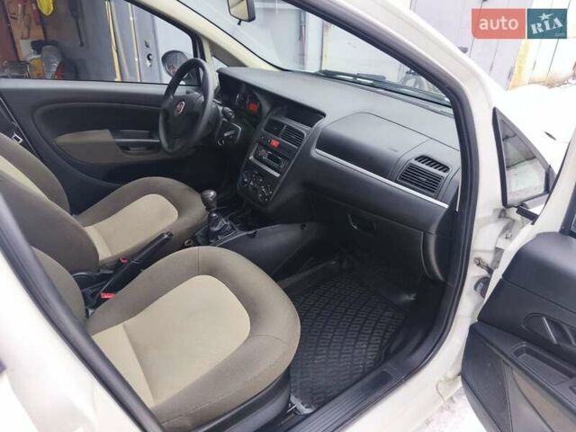 Белый Фиат Линеа, объемом двигателя 1.37 л и пробегом 190 тыс. км за 5350 $, фото 4 на Automoto.ua