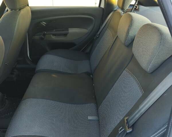 Белый Фиат Линеа, объемом двигателя 1.37 л и пробегом 190 тыс. км за 5350 $, фото 17 на Automoto.ua