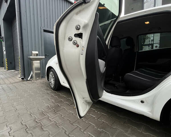 Білий Фіат Лінеа, об'ємом двигуна 1.37 л та пробігом 225 тис. км за 3900 $, фото 45 на Automoto.ua