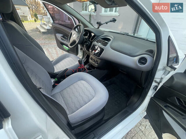 Белый Фиат Линеа, объемом двигателя 1.25 л и пробегом 216 тыс. км за 6700 $, фото 6 на Automoto.ua