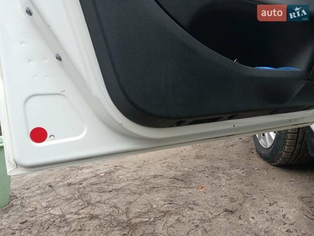 Белый Фиат Линеа, объемом двигателя 1.37 л и пробегом 240 тыс. км за 4900 $, фото 13 на Automoto.ua