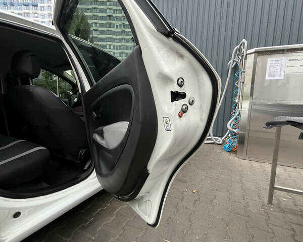 Білий Фіат Лінеа, об'ємом двигуна 1.37 л та пробігом 225 тис. км за 3900 $, фото 37 на Automoto.ua