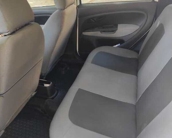 Белый Фиат Линеа, объемом двигателя 1.37 л и пробегом 132 тыс. км за 7100 $, фото 2 на Automoto.ua