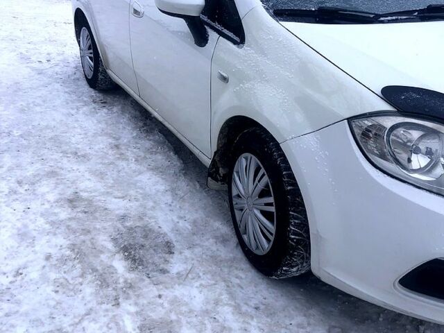 Белый Фиат Линеа, объемом двигателя 1.4 л и пробегом 39000 тыс. км за 4399 $, фото 7 на Automoto.ua