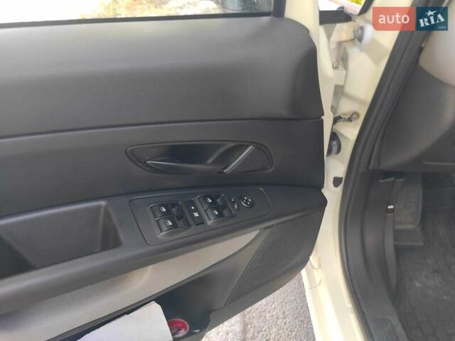 Белый Фиат Линеа, объемом двигателя 1.37 л и пробегом 132 тыс. км за 7100 $, фото 5 на Automoto.ua