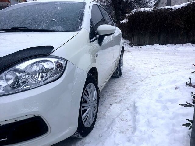 Белый Фиат Линеа, объемом двигателя 1.4 л и пробегом 39000 тыс. км за 4399 $, фото 2 на Automoto.ua