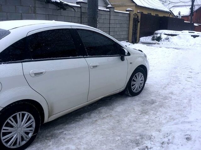 Белый Фиат Линеа, объемом двигателя 1.4 л и пробегом 39000 тыс. км за 4399 $, фото 6 на Automoto.ua